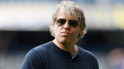 Todd Boehly juga menempatkan dirinya masuk dalam jajaran bos klub sepak bola kaya raya di dunia. Pemilik baru Chelsea ini memiliki kekayaan sebesar 10,86 miliar pounds atau setara Rp195,6 triliun. (AFP/Glyn Kirk)