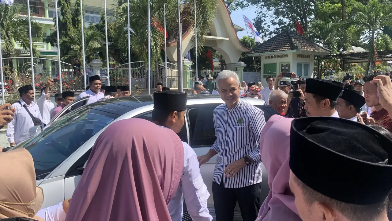 Bakal Calon Presiden (Bacapres) Ganjar Pranowo tiba di Makam Pahlawan Nasional Almarhum Syekh Muhammad Zainuddin Abdul Majid
