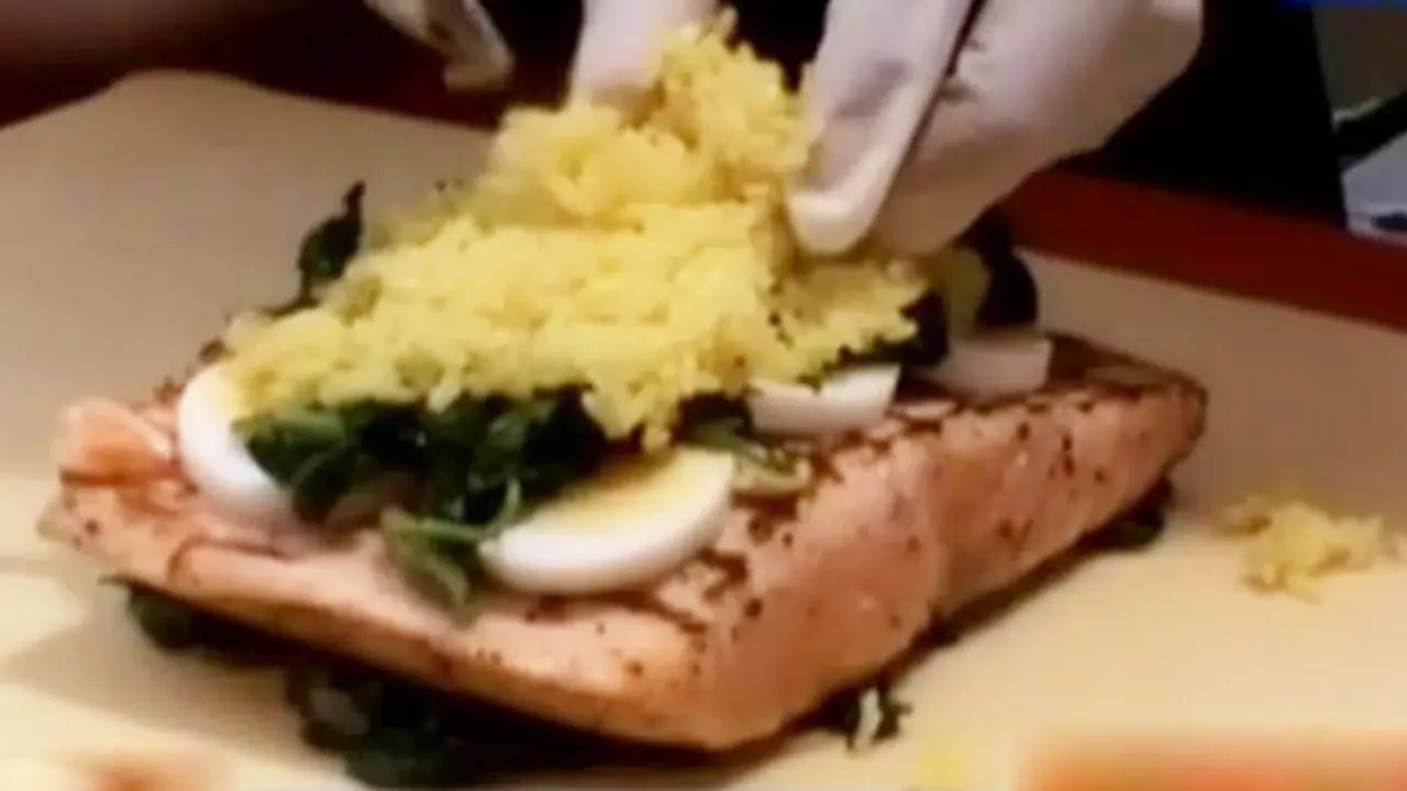 VIDEO: Mencicipi Salmon Enncrown Khas Rusia Menyambut Tahun Baru