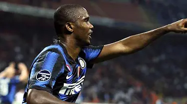 Selebrasi striker Inter Milan Samuel Eto'o yang mencetak hat-trick ke gawang Werder Bremen pada partai Liga Champions Grup A di Giuseppe Meazza, 29 September 2010. AFP PHOTO/OLIVIER MORIN  