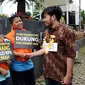Sejumlah aktivis memparodikan peristiwa pertemuan anggota Pansus Hak Angket KPK dengan para narapidana kasus korupsi di depan Gedung KPK, Jakarta, Minggu (9/7). Mereka mengkritisi pertemuan tersebut. (Liputan6.com/Helmi Fithriansyah)