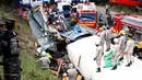 Petugas penyelamat berusaha mengevakuasi korban kecelakaan sebuah truk kargo yang menabrak bus di pinggiran Ibu Kota Honduras, Minggu (5/2). Kepolisian setempat mengatakan sopir truk melarikan diri setelah kecelakaan itu. (AP Photo/Fernando Antonio)