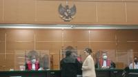 Nikita Mirzani saat menjalani sidang di PN Serang. (Liputan6.com/Yandhi Deslatama)