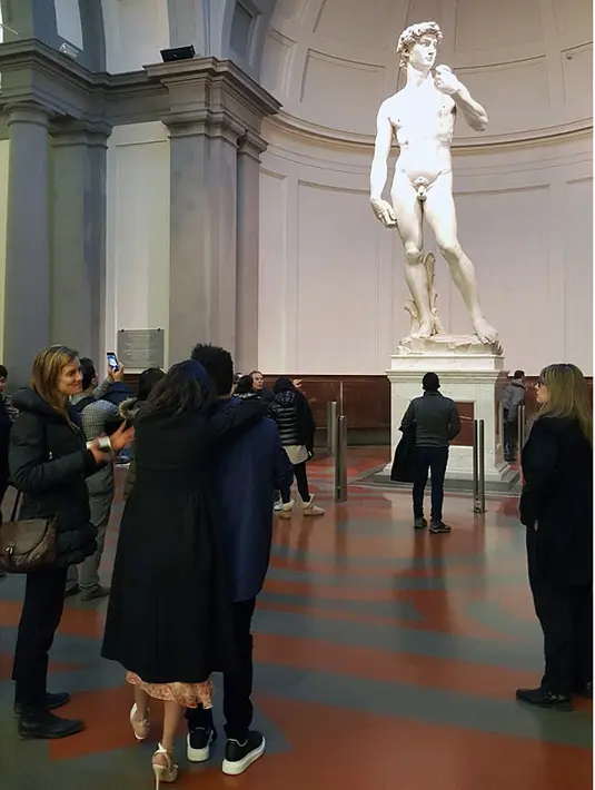 Namun The Weeknd bergaya lebih kasual dengan mengenakan celana jeans berwarna hitam dan dipadukan dengan jaketnya. Keduanya sangat menikmati waktu kebersamaannya saat itu. (doc.dailymail.com)