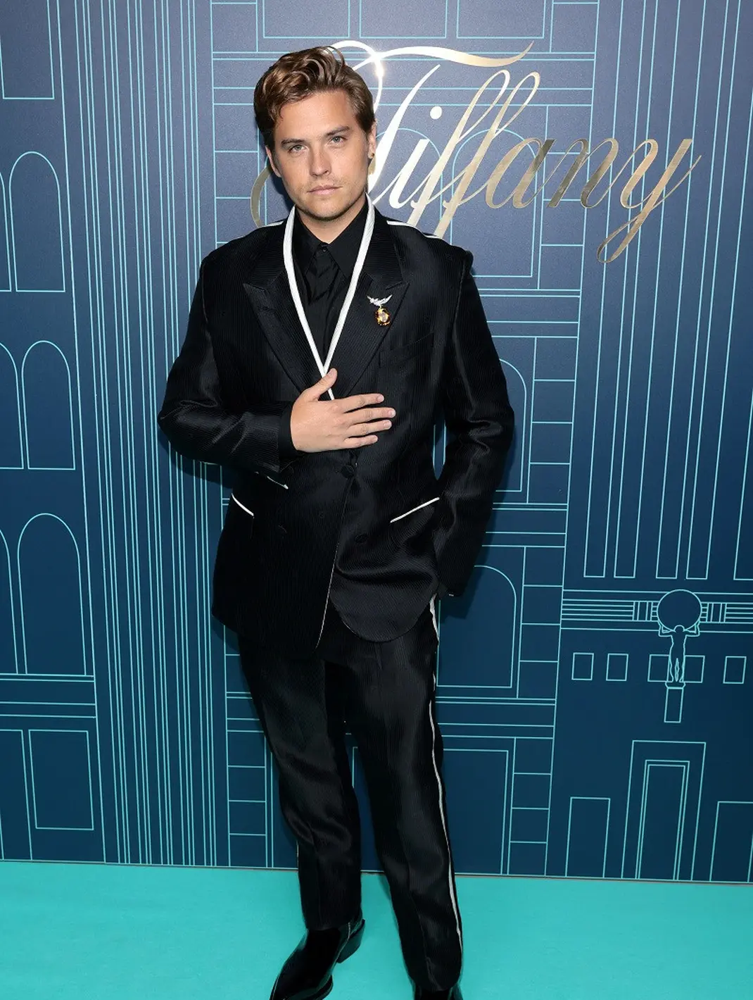 10 Seleb Tampil Bersinar di ReOpening Store Tiffany & Co NYC, Jimin