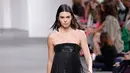 Penampilan Kendall Jenner berjalan di atas catwalk saat tampil dalam Michael Kors Autumn/Winter 2017 dalam acara New York Fashion Week di Manhattan, AS (15/2). (JP Yim/Getty Images for Michael Kors/AFP)