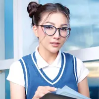 Penampilan istri Ruben Onsu dengan rambut cepol dua satu ini juga banjir pujian netizen. Bahkan, tak sedikit yang menyebutnya terlihat bak anak SMA. (Liputan6.com/IG/@sarwendah29)