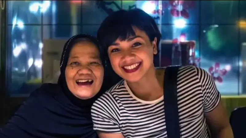 6 Kenangan Manis Nirina Zubir dengan Mendiang Ibu, Penuh Kehangatan