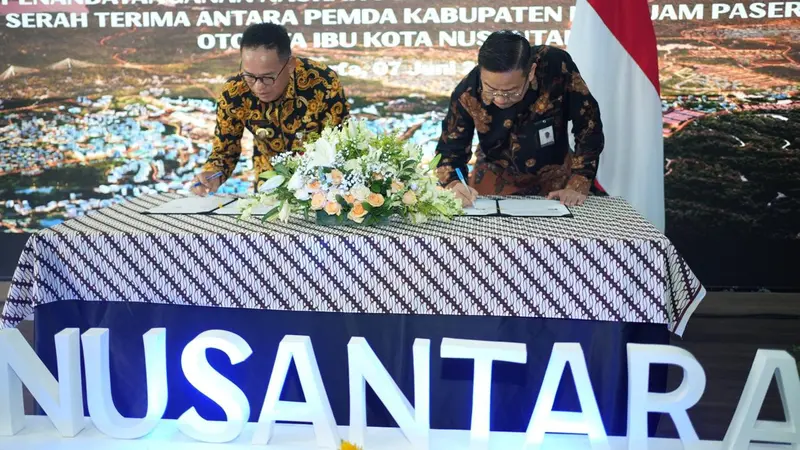 Otorita Ibu Kota Nusantara (IKN) menandatangani naskah perjanjian hibah daerah dan berita acara serah terima hibah Barang Milik Daerah (BMD)