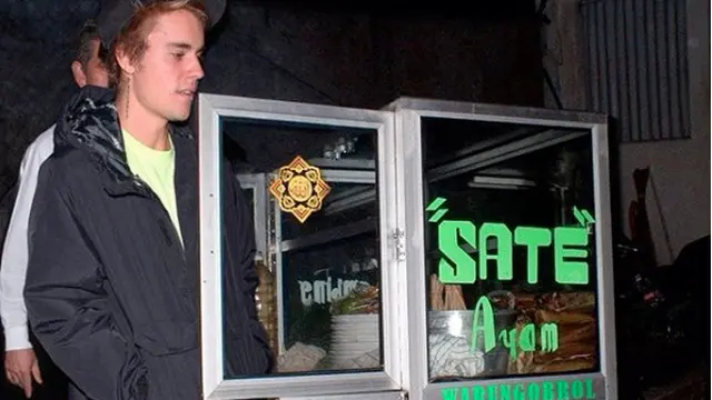 6 Editan Foto Seleb Dunia Jajan Makanan Pinggir Jalan Ini Kocak