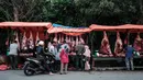 Lonjakan kebutuhan daging berkaitan dengan tradisi meugang, yakni memasak dan menyantap daging bersama-sama dengan keluarga yang dilakukan sehari menjelang bulan Ramadan. (YASUYOSHI CHIBA/AFP)