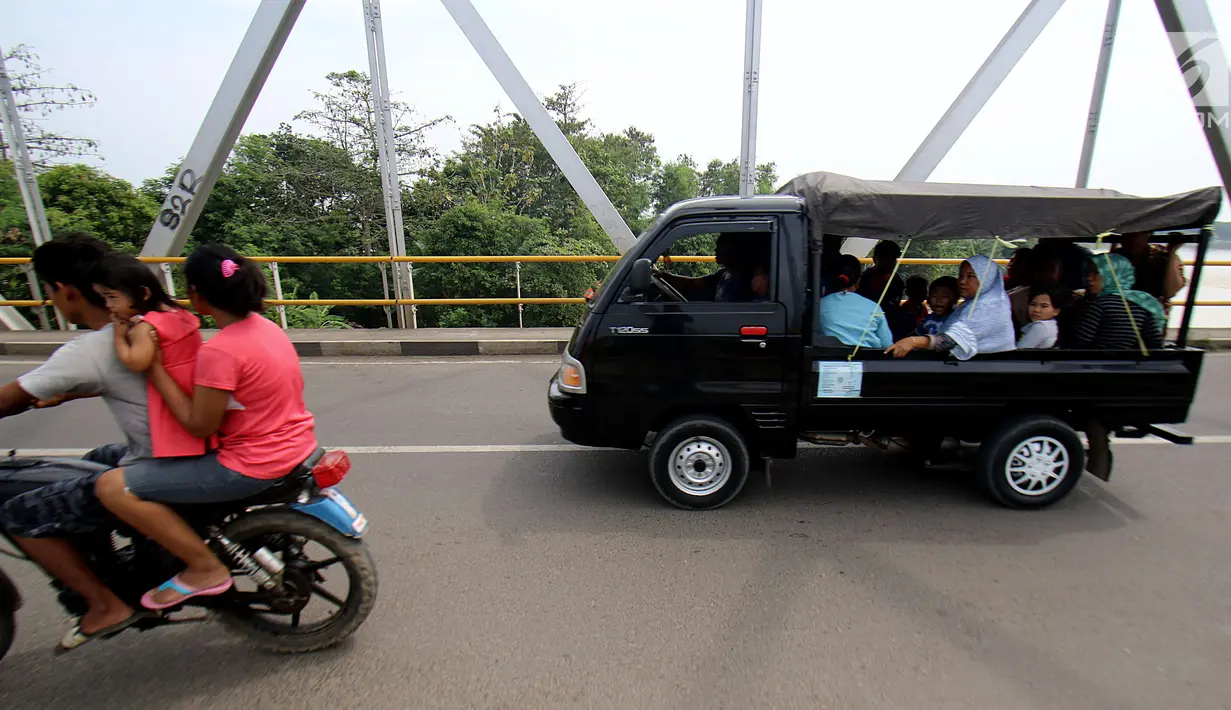 Sejumlah kendaraan melintas di jembatan Bangkir Indramayu, Jawa Barat, Jumat (30 /6). H+5 Indramayu Kota ke Arah Jakarta melalui Jalur Utara diprediksi mulai di padati arus balik pada Malam dan esok hari H+6. (Liputan6.com/Helmi Afandi)