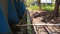 Tampak limbah dari pabrik gula rafinasi milik PT. Makassar Tene mengalir lewat selokan yang menuju ke anak Sungai Tallo, Makassar (Liputan6.com/ Ahmad Yusran).
