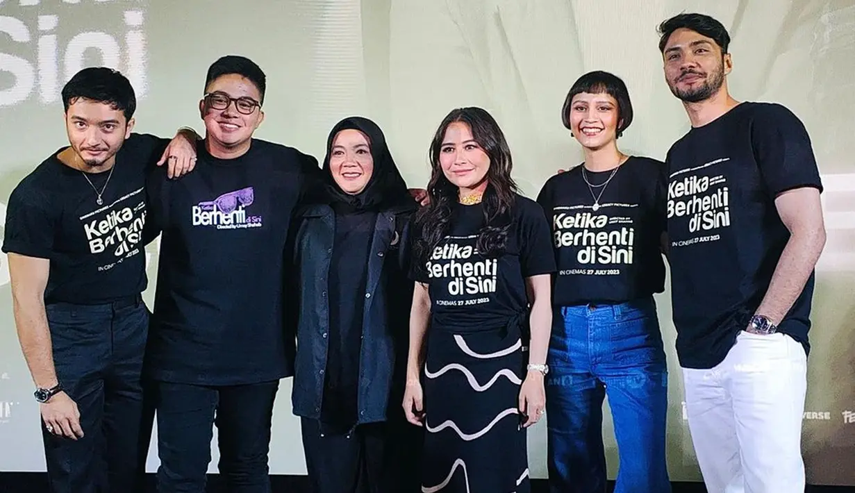 Selain gala premiere, di tanggal 24 Juli 2023 juga digelar konferensi pers film Ketika Berhenti di Sini. Dari sutradara, produser hingga pemainnya dihiasi pemain muda, film tersebut jadi salah satu film yang dinantikan. Proses reading film tersebut sudah dimulai sejak akhir 2022 lalu. Ada banyak cerita yang melatarbelakangi kesuksesan film Ketika Berhenti di Sini. Mulai dari Prilly yang sempat setres hingga bagaimana Prilly dan Refal Hady membangun chemistry. (Liputan6.com/IG/@plazaindonesia)