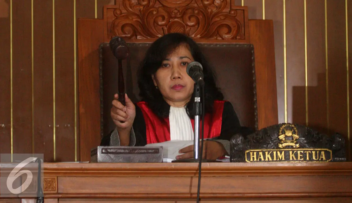 Hakim tunggal Udjiati menunda sidang praperadilan mantan Direktur Utama Pelindo II RJ Lino sampai 18 Januari 2016 karena adanya permintaan penundaan sidang dari pihak KPK, Jakarta, Senin (11/1/2016). (Liputan6.com/Yoppy Renato)