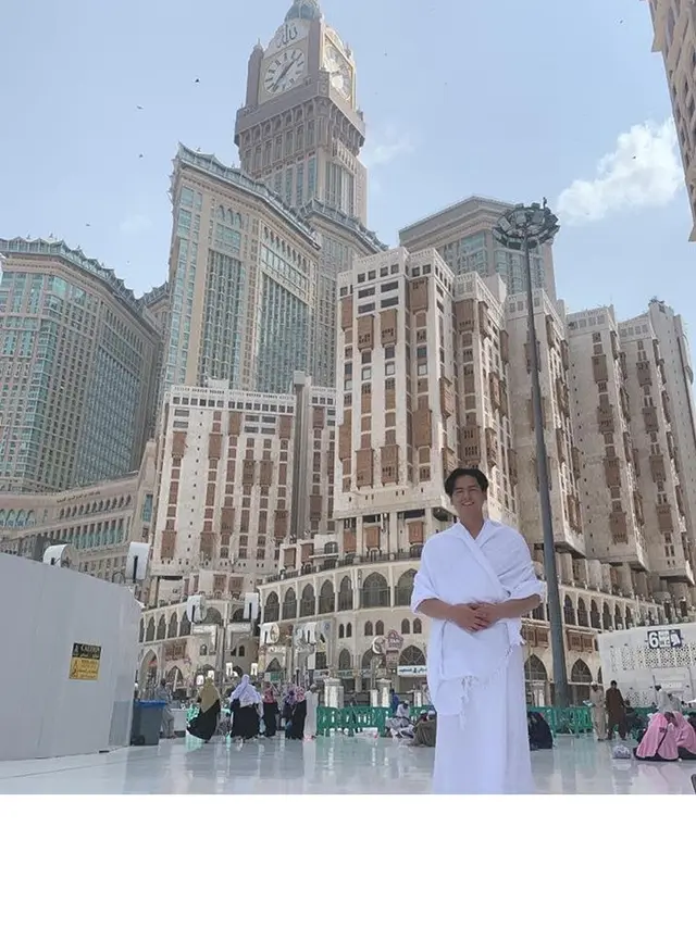 6 Potret Roger Danuarta Umrah Pertama Kali, Tak Didampingi Cut Meyriska