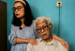 Heru Baskoro, putra Sayuti Melik, tinggal bersama istrinya, Treyzia Noviani, cucu Haji Agus Salim. Heru tampak menunjukkan bukti otentik dirinya merupakan anak dari Sayuti Melik. (Liputan6.com/Rifqy Alief)