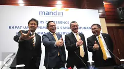 Ki-ka: Mantan Dirut Bank Mandiri Budi G Sadikin, Dirut terpilih Kartika Wirdjoatmodjo, Mantan Direktur Sentot A Sentausa dan Direktur terpilih Rico Usthavia Frans usai konpers RUPS Tahunan Bank Mandiri, Jakarta, Senin (21/3). (Liputan6.com/Angga Yuniar)