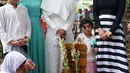 Kunjungan ke makam kali ini bertepatan dengan hari ulang tahun mendiang Jupe. Tak heran jika air mata ibu dan kedua adiknya kembali menetes ketika sedang memanjatkan doa. (Nurwahyunan/Bintang.com)