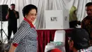 Presiden ke-5 RI Megawati Soekarnoputri memberikan suaranya dalam Pilkada DKI 2017 di TPS 027 Kebagusan, Jakarta Selatan, Rabu (15/2). Ketua Umum PDIP itu mencoblos bersama dengan keluarga termasuk Puan Maharani. (Liputan6.com/Helmi Fithriansyah)
