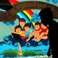  Seorang pejalan kaki melintasi mural sejumlah anak yang mengoperasikan komputer jinjing, di Kampung cyber Taman, Patehan,Kraton,Yogyakarta. (Antara).