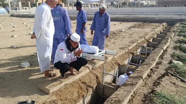 PPIH Arab Saudi mengawal prosesi pengurusan jenazah jemaah haji asal Majalengka, Suharja Wardi bin Ardi mulai dari dimandikan, disholatkan di Masjidil Haram, hingga dimakamkan di Saraya, Makkah. (FOTO: MCH PPIH ARAB SAUDI 2023)