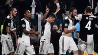 Striker Juventus, Paulo Dybala, merayakan gol yang dicetaknya ke gawang Lokomotiv Moscow pada laga Liga Champions di Stadion Juventus, Turin, Selasa (22/10). Juventus menang 2-1 atas Lokomotiv. (AFP/Marco Bertorello)
