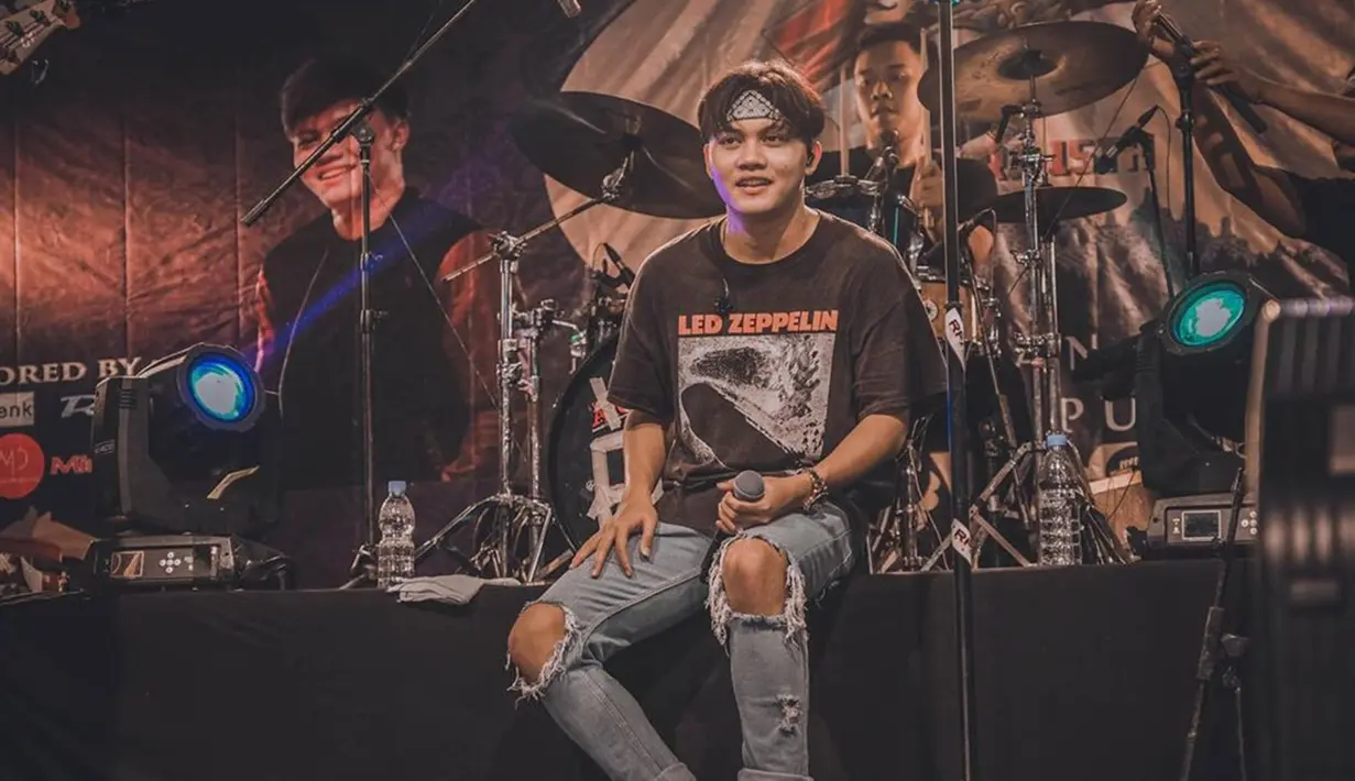 Tak muluk-muluk, Rizky Febian sering menggunakan kaos dan celana jeans. Ia juga pernah menambahkan aksesoris ikat kepala yang membuatnya semakin berkarisma. (Liputan6.com/IG/@rizkyfbian)
