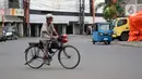 Pengojek sepeda mencari penumpang di kawasan Kota Tua, Jakarta, Selasa (21/4/2020). Penghentian sementara aktivitas sebagian besar pertokoan dan perkantoran seiring pelaksanaan WFH dan PSBB berimbas pada sulitnya pengojek sepeda mencari penumpang. (Liputan6.com/Helmi Fithriansyah)