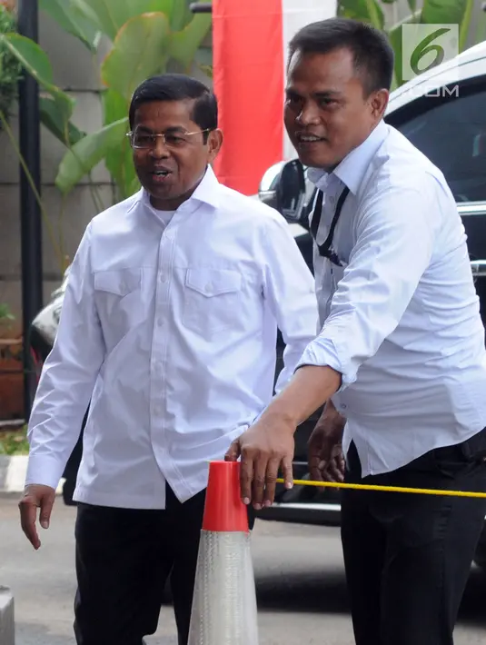 Menteri Sosial Idrus Marham berjalan memasuki Gedung KPK, Jakarta, Rabu (15/4). Penyidik KPK mengagendakan pemeriksaan terhadap Idrus Marham sebagai saksi untuk tersangka Wakil Ketua Komisi VII DPR Eni Maulani Saragih. (Merdeka.com/Dwi Narwoko)