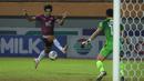 Pemain PSM Makassar, Saldy (kiri) mencetak gol penyeimbang 1-1 ke gawang Persib Bandung dalam laga pekan ke-6 BRI Liga 1 2021/2022 di Stadion Wibawa Mukti, Cikarang, Sabtu (02/10/2021) WIB. Kedua tim bermain imbang 1-1. (Bola.com/Bagaskara Lazuardi)