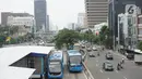 Bus Transjakarta antre saat melintasi Shelter Harmoni, Jakarta, Kamis (5/11/2020). PT Transportasi Jakarta (Transjakarta) menargetkan di tahun 2030 seluruh armada merupakan bus listrik. Diharapkan total bus listrik mencapai 12.120 unit diakhir tahun 2030. (Liputan6.com/Immanuel Antonius)