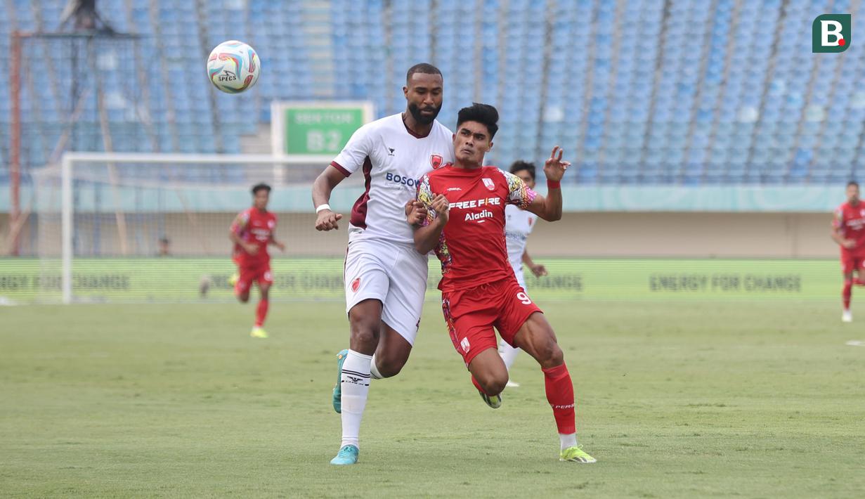 <p>Pemain Persis Solo, Ramadhan Sananta (kanan) berebut bola dengan pemain PSM Makassar, Yuran Fernandes pada laga matchday kedua Grup A Piala Presiden 2024 di Stadion Si Jalak Harupat, Soreang, Kabupaten Bandung, Senin (22/7/2024). (Bola.com/Abdul Aziz)</p>