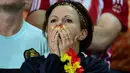 Ekspresi sedih Fans cantik Belgia saat timnya kalah dari Wales 1-3 pada perempat final Piala Eropa 2016 di Stade Pierre-Mauroy, Lille, Prancis, Sabtu (2/7/2016) dini hari WIB. (AFP/Emmanuel Dunand)