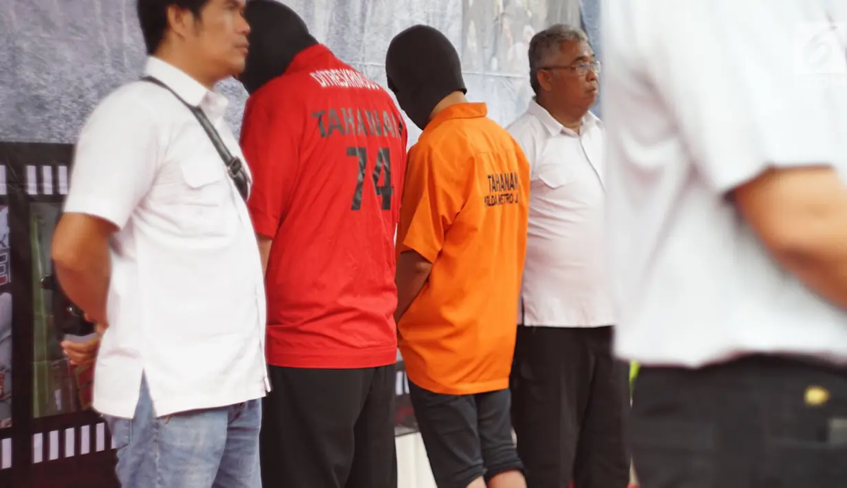 Tersangka dihadirkan saat rilis kasus penyelundupan perangkat telekomunikasi elektronik di Polda Metro Jaya, Jakarta, Kamis (29/8/2019). Polda Metro Jaya menangkap empat orang pelaku penyelundupan 5.572 HP berbagai merek dari China ke Jakarta. (Liputan6.com/Immanuel Antonius)