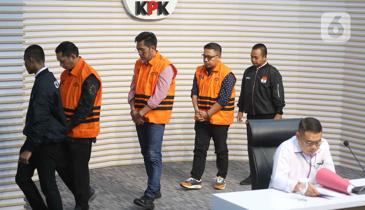 Tiga tersangka baru terkait kasus dugaan tindak pidana korupsi pembangunan Rumah Sakit Umum Daerah (RSUD) Kolaka Timur (Koltim) di antaranya Hendrik Permana, ketua Tim Kerja Sarana Prasarana Alat Labkesmas Kemenkes; Aswin Griksa Fitranto, Direktur Utama PT Griksa Cipta; dan Yasin, pegawai Bappenda Provinsi Sulawesi Tenggara yang dikenal sebagai orang kepercayaan Bupati Koltim Abdul Azis (berompi dari kiri ke kanan) dihadirkan dalam rilis penahanan di gedung Merah Putih Komisi Pemberantasan Korupsi (KPK), Jakarta, Senin (24/11/2025). (Liputan6.com/Helmi Fithriansyah)