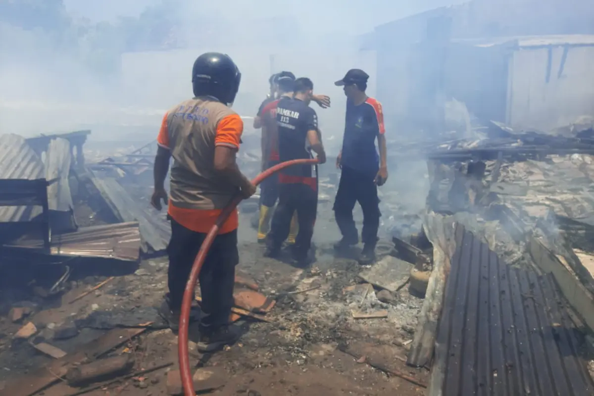 Kebakaran menghanguskan empatrumah dan 1 toko sembako di Situbondo (Istimewa)