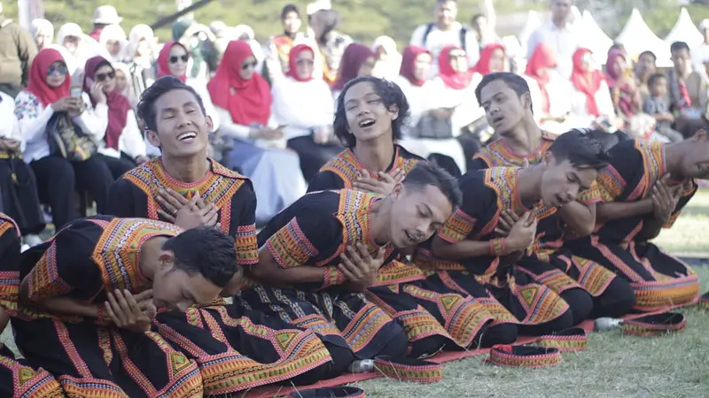 Penari dari grup Bujang Rancalan Gayo Lues sedang menari saman (Liputan6.com/Rino Abonita)