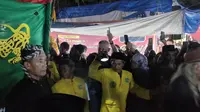 Suasana tradisi pelal ageng panjang jimat malam peringatan Maulid Nabi Muhammad SAW di Keraton Kanoman Cirebon. Foto (Liputan6.com / Panji Prayitno)