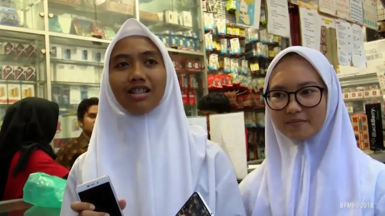 [Bintang] Cerita Bahagia Dini, Pelajar di Depok yang Dibelikan HP Baru oleh Presiden Jokowi