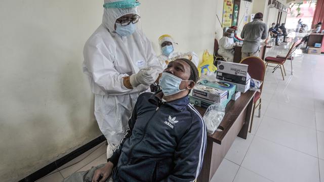 Pemkot Jakarta Timur menggelar tes Covid-19 gratis