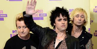 Film dokumenter yang menceritakan perjalanan karier grup band punk rock Green Day yang beranggotakan Mike Dirnt, Billie Joe Armstrong and Tre Cool akan segera dirilis. (Bintang/EPA)