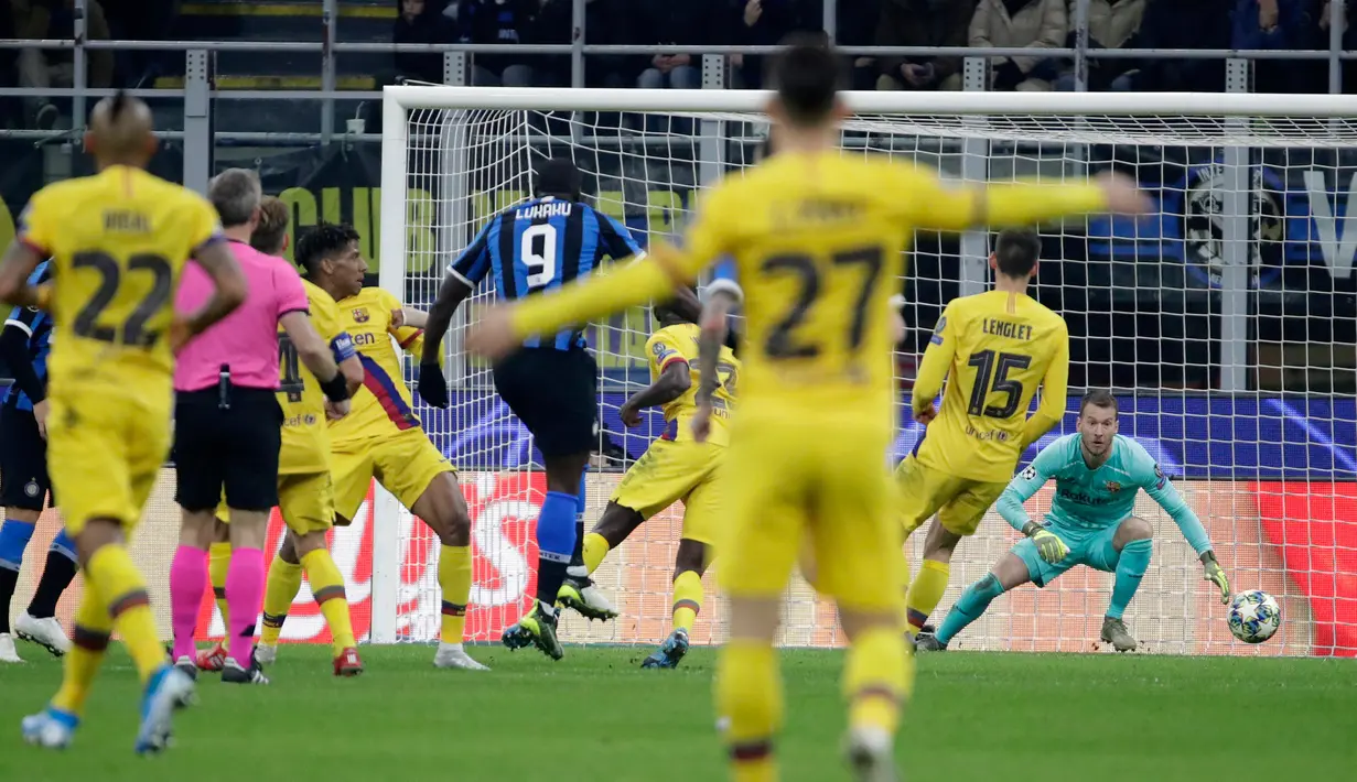 Pemain Inter Milan Romelu Lukaku (tengah) mencetak gol ke gawang Barcelona pada pertandingan Grup F Liga Champions di Stadion San Siro, Milan, Italia, Selasa (10/12/2019). Barcelona menang 2-1. (AP Photo/Luca Bruno)