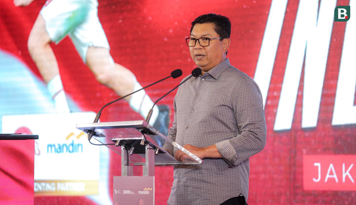Direktur Utama Bank Mandiri, Darmawan Junaidi memberikan sambutan dalam acara penandatanganan kerjasama antara Bank Mandiri dan PSSI di Plaza Mandiri, Senayan, Jakarta, Jumat (23/08/2024). (Bola.com/Bagaskara Lazuardi)