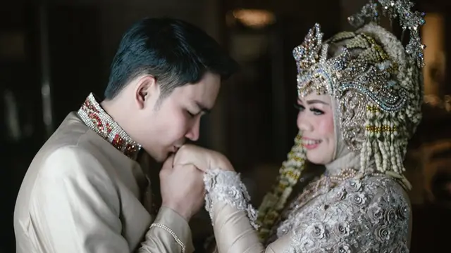 Pakai Baju Pengantin, Ini 6 Momen Kebersamaan Elly Sugigi dengan Pacar Barunya