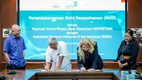 Nota kesepahaman (MoU) antara Koperasi Sentra Wisata Alam Nusantara (Kopisetara) dengan Indonesia Diaspora Network of the Americas (IDNA). (Foto: Kementerian Koperasi dan UKM)