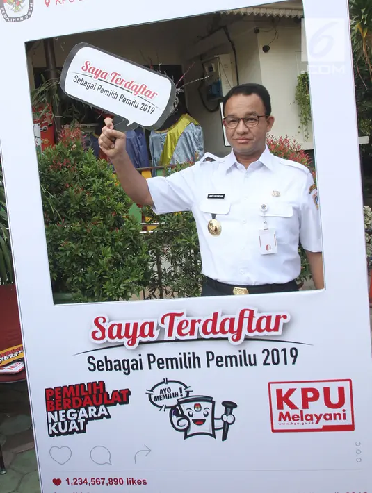 Gubernur DKI Jakarta Anies Baswedan berfoto saat melakukan pengecekan DPT Pemilu 2019 di Kelurahan Cilandak Barat, Rabu (17/10). Pengecekan sebagai langkah menyukseskan Gerakan Melindungi Hak Pemilih di Pemilu Serentak 2019. (Merdeka.com/Arie Basuki)