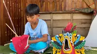 Hobi Buat Perlengkapan Kostum Jaranan dan Barong, Bocah SD di Banyuwangi Raup Rupiah