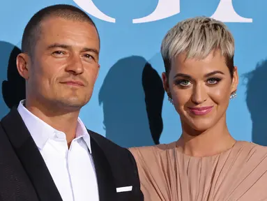 Aktor Inggris, Orlando Bloom dan penyanyi AS, Katy Perry tampil bersama di karpet merah Gala untuk Global Ocean di Monaco, Rabu (26/9). Ini merupakan debut karpet merah mereka untuk pertama kali pasca kembali menjalin hubungan asmara. (AFP/Valery HACHE)