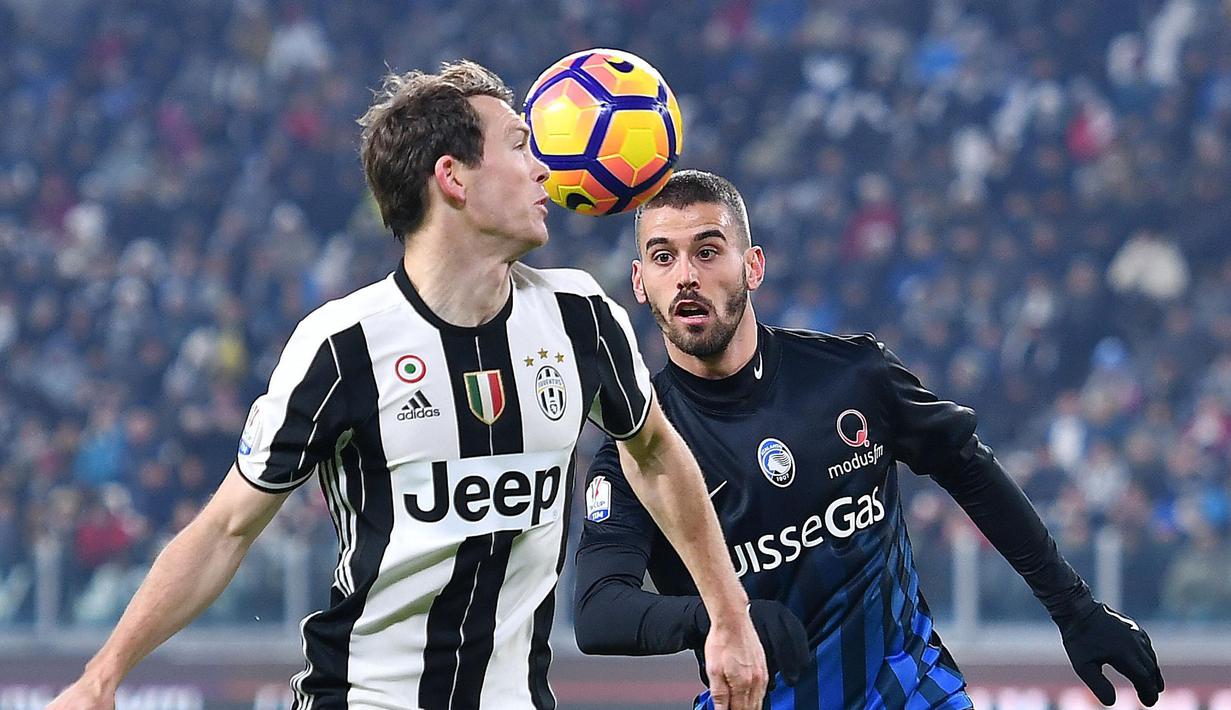 Duel pemain Juventus, Stephan Lichtsteiner (kiri) dengan pemain Atalanta,  Leonardo Spinazzola pada laga semifinal Coppa Italia di Juventus Stadium, Turin (11/1/2017). Juventus menang 3-2. (Alessandro Di Marco/ANSA via AP)